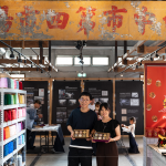 手拿自製綿密狀元糕，在第四市場(chǎng)的歷史招牌下，一起紀(jì)錄這場(chǎng)難忘的品味時(shí)光。