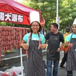 驚人的香腸瀑布，是否也頗有幾分裝置藝術(shù)的氣勢(shì)？在戴上獎(jiǎng)牌之前，不妨從工作人員手中接過香腸串，擺個(gè)Pose留念吧！