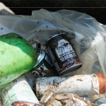 各式瓶罐、垃圾，深埋在林葉角落，帶給環(huán)境極大的負(fù)擔(dān)，透過淨(jìng)溪活動(dòng)為環(huán)境盡一份微薄心力!