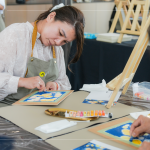 夏日綻放的煙火，飽和的亮色系，營造出煙火的絢爛與光輝，如同一閃一閃地閃爍在眼前。