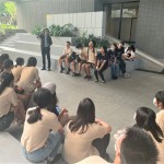 學(xué)員們圍坐於【新業(yè)宜家】庭院及石砌溜滑梯旁，聽(tīng)建築師分享著種種規(guī)劃背後的考量，以建築而言，貼心的小細(xì)節(jié)將是引人注目的勝出關(guān)鍵。