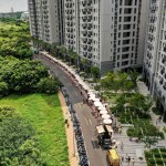 為了給新業(yè)家族與朋友一個難忘的夏日回憶，新業(yè)與【小蝸牛市集】合作，沿著保安十街人行道，將近60個攤位與餐車劃出一道彩虹般的微笑弧形。