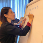 討論激勵部屬技巧，透過外在、內(nèi)在、有形、無形的方式，搭配結(jié)構(gòu)化的管理行為，不僅可鼓勵部屬向前的動力，更可凝聚團(tuán)隊(duì)團(tuán)結(jié)力。