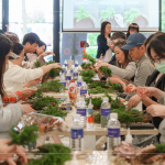 聖誕前夕，與新業(yè)家人午後相遇，綠意的松枝，素雅的乾燥花材，歡笑聲與聖誕歌聲交織，提前感受溫馨節(jié)日。