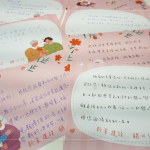 新業(yè)夥伴手寫(xiě)溫暖祝福卡，希望長(zhǎng)輩們?cè)谀旯?jié)期間，也能讀到這份手心的溫度。