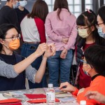 版畫藝術家細心的解說各種雕刻刀的使用方法及注意事項，手應該擺放的位置，每一步驟都非常講究，完成作品的同時更要注意安全！