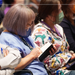 記錄著藝術(shù)家說的一字一句，句句都是腳踏實(shí)地、深入人心的啟發(fā)，就像是藝術(shù)家分享著所記錄的種種美好片刻。