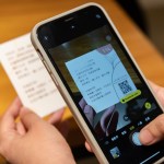 翻開小禮後，驚喜地發(fā)現(xiàn)一張問候小卡，也是一張真摯的邀請，透過品味食光、職人手作、藝文沙龍等活動，享受與「生活之美」交心的時刻。