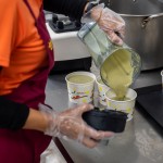 「半流質(zhì)飲食」是對於牙口不好的長者們，志工們需將當(dāng)天的菜餚打成泥，讓長輩
 也能均衡的攝取每日所需的營養(yǎng)。 