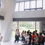 曲柱可說是【觀峰】的生命之樹，高達(dá)兩層樓的大柱子，每根柱子的曲線皆不同，也各自由鏡面牆完美貼合，自然而然幾無破綻，每一根柱體、每一面牆，各成一道獨(dú)特風(fēng)景。