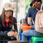 收到上一組的小苗盆後，用雙手微握黑軟盆，輕輕落放在磚塊上，敲5下，讓黑軟盆中的介質(zhì)土壤緊實(shí)。