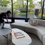 每每的選品，皆是透過設(shè)計(jì)師層層細(xì)膩選料及精準(zhǔn)眼光，挑出符合社區(qū)整體調(diào)性與質(zhì)感的各式軟裝。