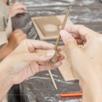 利用銅管將陶風(fēng)鈴物件穿洞，待高溫?zé)u後，使用麻繩將物件串起，串起一串手感陶風(fēng)鈴。