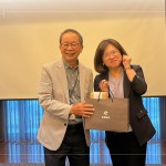感謝陳慧如老師帶來紮實(shí)又豐富的課程內(nèi)容，由新業(yè)建設(shè)卓勝隆董事長致贈(zèng)伴手禮品。