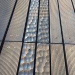 由師傅純手工一敲一鑿打造，特殊紋路的戶(hù)外花園區(qū)地板，日光下反射出不同層次的木頭質(zhì)感。