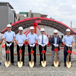 新業(yè)建設(shè) 穆椿松 名譽(yù)董事長(zhǎng)(左四)、卓勝隆 董事長(zhǎng)(右三) 偕同土地銀行經(jīng)理 黃哲雄(右四)，與新業(yè)職人團(tuán)隊(duì)，於5/16吉日一同為【微丘森鄰】揭開(kāi)序幕。