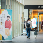 新業(yè)名人講堂邀請(qǐng)來(lái)自各領(lǐng)域的職人，分享各自的精采故事，跟著他們的腳步穿梭在多樣色彩的旅程中。