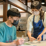 老師細(xì)心解說雕刻刀的使用技巧與注意事項，從握刀的姿勢到雕刻的角度，為光影帶來不同的風(fēng)情與變化。