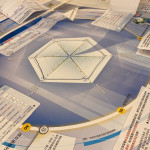 課程中透過(guò)『思考圖』，引導(dǎo)小組分析圖卡上的主題問(wèn)題，藉由其他案例分析，進(jìn)而探討『品牌認(rèn)知度』與『品牌辨識(shí)度』。