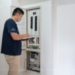 電器開關(guān)箱說明各室空間與設(shè)備，並提供水電線路配置圖，特別在廚房與客廳設(shè)置「不斷電系統(tǒng)」的紅色插座，即使遇到突發(fā)停電，也能持續(xù)供電。