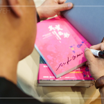 當(dāng)天抽獎禮準(zhǔn)備藝術(shù)家的新書—真實(shí)色彩：優(yōu)席夫的藝術(shù)光旅，一段探索美、發(fā)現(xiàn)光，發(fā)現(xiàn)自我的藝術(shù)之旅，從孕育他的部落文化開始，展開的生命歷程，最後全然接納自我，回鄉(xiāng)引進(jìn)藝術(shù)教育、發(fā)揚(yáng)部落文化價值，在創(chuàng)作中發(fā)現(xiàn)真實(shí)自我的故事。