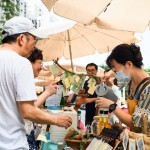 新業(yè)卓勝隆董事長(左一)也偕同妻子前來盛夏市集Fun一下，充滿檸檬餘韻觸動味蕾的風(fēng)味，是健康又消暑的飲品推薦款！