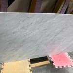 待石材半成品出爐後，更需要經(jīng)過嚴(yán)格的人工檢驗，例如磨邊圓弧度及平整光滑度，通過職人的審視才能過關(guān)！