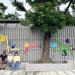 築起一座座小小的山丘，承載著各類小動(dòng)物們，將一面泥灰的牆面賦予繽紛的生命力，並傳達(dá)『生命關(guān)懷、愛物惜物』的感恩之心給所有孩子們。(圖中間為藝術(shù)家張婷雅)