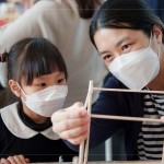 家長們帶著孩子，細(xì)心解說燈籠組裝的細(xì)節(jié)，從抽象的想像慢慢進(jìn)展為具體的藝術(shù)
作品。