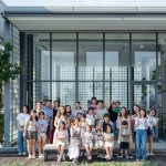 7月的夏日時(shí)節(jié)，相約新業(yè)家人與孩子們，揮灑生活的熱情與創(chuàng)意，用心的當(dāng)下，擁有一刻沉靜，度過(guò)美好的陶作時(shí)光。