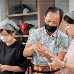 用虎口按壓，精準(zhǔn)的包覆甜蜜麥芽?jī)?nèi)餡，透過(guò)執(zhí)行長(zhǎng)的細(xì)心教學(xué)，一顆顆手作太陽(yáng)餅即將熱騰騰出爐囉!