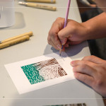 作品下方輕輕落下姓名和日期，為這段夏日的時光，留下一筆獨一無二的印記，悄悄收藏一段屬於自己的藝術(shù)時光。