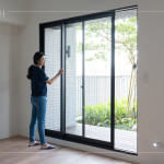 細心檢查窗戶開關(guān)是否順暢，窗框有無損傷，層層守護，讓住戶擁有安心舒適的居家生活。