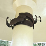 蘑菇亭內(nèi)上方，由藝術(shù)家-張婷雅 創(chuàng)作，以金屬環(huán)繞的藝術(shù)品點(diǎn)綴，靈感來自年輪、巢穴的形狀，夜裡燈光落下，更為這座涼亭增添一抹優(yōu)雅與靜美。