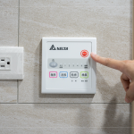 浴室「多功能涼暖風(fēng)機(jī)」，呵護(hù)全家人的需求，冬日保暖不溼冷，夏日降溫不燥熱，維持室內(nèi)的乾燥與空氣清新。 