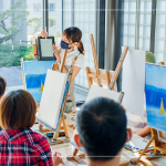 每組老師一步步帶領(lǐng)著家族們，各種畫(huà)筆的運(yùn)用技巧，層層塗抹，完成一幅冬日的回憶。