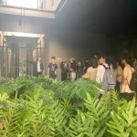 公共設(shè)施的外廊道，有計(jì)畫(huà)地被綠意填滿(mǎn)，彰顯建築造園的有機(jī)性，以及與自然共存共榮的必要性。有了植栽的陪伴，不僅能自在呼吸，也能在吐納之間品味純?nèi)恢馈?>
										<div   id=