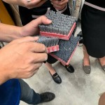 除了大型切磨機、角磨機及磨切片，師傅手中的小小鋼刷在磚石上來回「消磨」，也能呈現(xiàn)石材自然風(fēng)化的紋路面，賦予石材一層細(xì)緻的質(zhì)感。