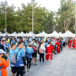 幸運(yùn)轉(zhuǎn)盤活動吸引大大小小朋友的參加，只要當(dāng)天與新業(yè)立地?zé)釟馇蚝险?，就可以獲得抽獎機(jī)會！