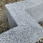 抿石子的溫潤是來自老師傅的巧手及耐心，有了抿石子點綴，給街道家具注入一絲活潑氣質。