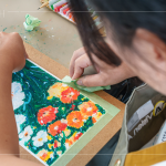 最後將固定紙膠帶撕除，除了固定畫紙，更保留相框感白邊，讓作品看起來更完整、精緻，如同裱框的畫作。