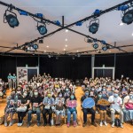 睽違許久的沙龍聚會(huì)，高舉老師的作品小卡，記錄下難能的相聚時(shí)光。