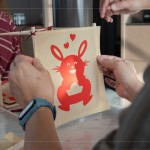 剛完成的剪紙，辛卯喜兔浮躍紙上，手捧著元寶寓意財(cái)源滾滾，家族發(fā)揮創(chuàng)意增添
兩顆小愛心，俏皮且生動的趣味十足。