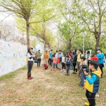 介紹筏子溪生態(tài)圖，是各種水鳥、動(dòng)植物的棲息地，有如育嬰房，甚至有二級(jí)保育類「彩鷸」和「石虎」也棲息在此。