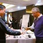 課程中亦有趣味互動，結(jié)合反向思考，打破固有的思維模式，培養(yǎng)創(chuàng)造性和解決問題之能力。(圖右為新業(yè)建設(shè)創(chuàng)辦人-穆椿松 先生、圖左為簡福榮總經(jīng)理)