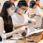 棉繩一繞一繞地將藥草球綁緊，可當成日常小物，透過捶打、按壓，達到穴位放鬆，促進身體代謝，更舒暢。