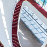 光線穿透玻璃，灑落在蜿蜒的紅毯旋梯上，從二樓延伸至五樓的曲線，讓建築不再只是結(jié)構(gòu)，更是一場光的藝術(shù)。