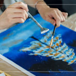 兩支畫(huà)筆重疊的刷墨，噴墨出不規(guī)則的白圓點(diǎn)，讓森林裡的聖誕樹(shù)多了許多白雪的襯托。