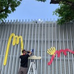 一道充滿生機(jī)的牆面，在師傅的點(diǎn)綴下生動(dòng)了起來，不同的自然元素拼貼在一起，是鳥、羽毛、葉子、花瓣…帶給孩子們無限想像發(fā)揮。