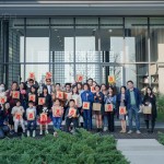 這日，即將迎向中國新年之前，有和陽暖日、綠意蔓蔓，紅紅剪紙燈籠妝點(diǎn)，將這
份團(tuán)圓喜聚刻畫得如詩如畫。